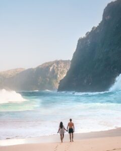 Selve stranden med vilde bølger Kelingking Beach