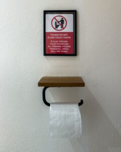 Toiletpapir på væggen med skilt på Bali i Indonesien