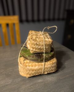 Flot indpakning af takeawaymad på Bali