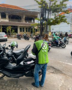Mand med GoJek jakke i Canggu på Bali