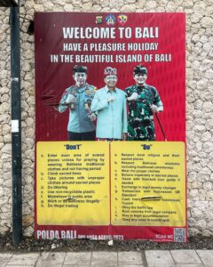 Skilt på Bali med tips til turister