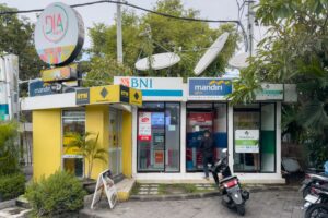 Hæveautomater på Jalan Pantai Batu Bolong i Canggu