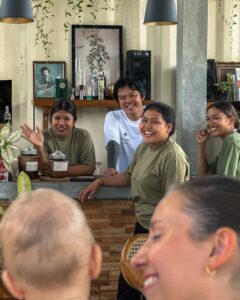 Smilende balinesere på restaurant