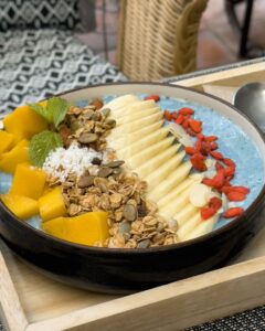 Smoothie bowl med spirulina (og helt perfekt mango) fra Downtown Vegan