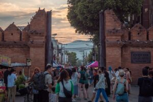 Tha Phae Gate ved søndagsmarkedet