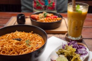 Vegansk khao soi i Chiang Mai hos Reform Cafe