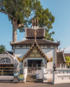 Tempel med Chiang Mais bysøjle ved Wat Chedi Luang