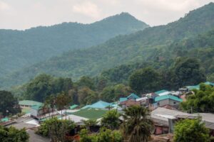 Hmong-landsbyen Doi Pui med bjerge i baggrunden