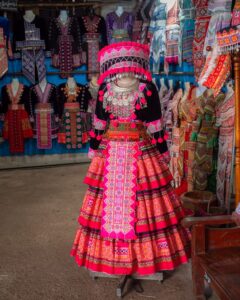 Farverigt tøj i Hmong-landsbyen