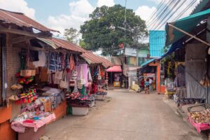 Hmong-landsbyen Doi Pui shoppinggade