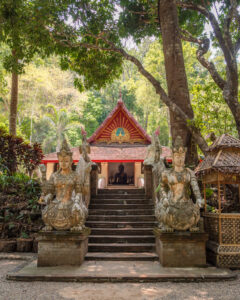 Statuer og tempelbygning ved Pha Lat Temple