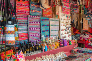 Farverig butik i Long Neck Karen-landsby