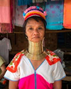 Long Neck Karen-kvinde med ringe om halsen