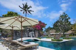 Poolen hos Hyatt Regency Bali lige ud til stranden
