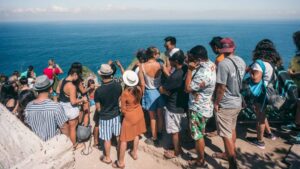 Kelingking Beach med mennesker