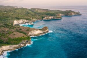 Landskabet omkring Broken Beach set fra dronen