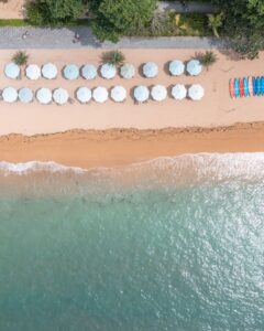 Top-down dronebillede af stranden ved Hyatt Regency Bali med strandstole