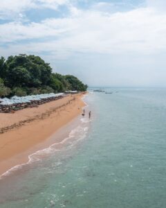 Mennesker på stranden i Sanur i solskin