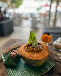 Karry i kokosnød på restaurant tæt på vandet i Sanur