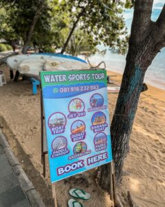 Skilt med vandsport i Sanur