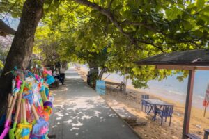 Butik med strandlegetøj tæt på stranden