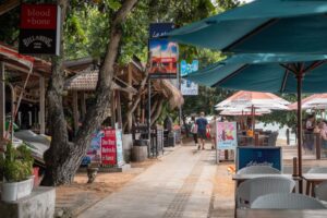 Strandpromenaden i Sanur med restauranter og caféer