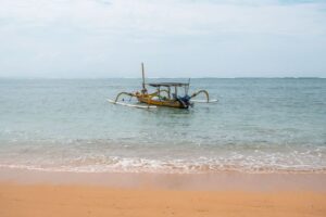 Båd i vandet tæt på stranden