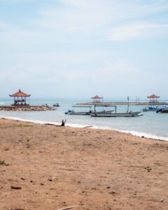 Strand i Sanur der ser lidt beskidt ud