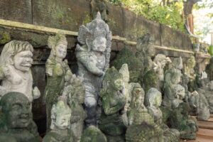 Små religiøse statuer i Sanur