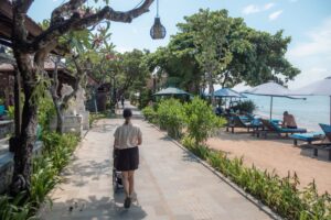 Victoria med klapvogn på strandpromenaden i Sanur