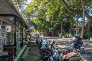 Butikker i Sanur på gaden med scootere
