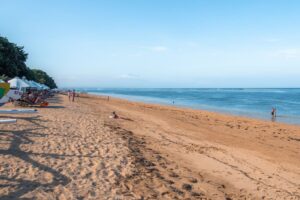 Lavt tidevand ved strand i Sanur