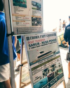 Crown Fast Cruises-skilt med tider