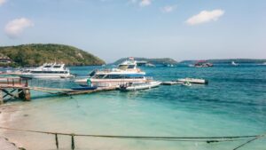 Blåt vand med båd på Nusa Penida