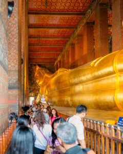 Wat Pho med turister i forgrunden