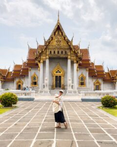 Victoria med Adrian ved Wat Benchamabophit