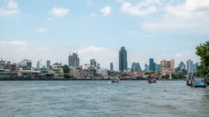 Bangkok skyline fra floden