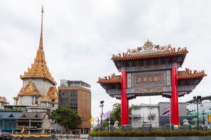 Chinatown-porten lige ved Wat Traimit Withayaram