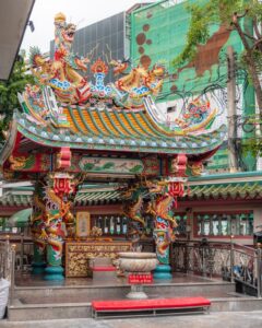 Farverigt lille tempel ved Kuan Yim Shrine