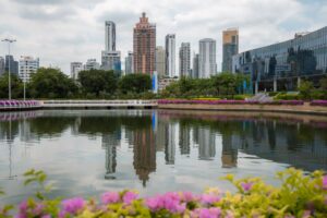 Park i Bangkok med udsigt til skyskrabere