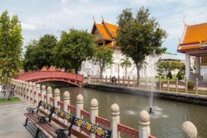 Wat Benchamabophit flod og tempel med bro