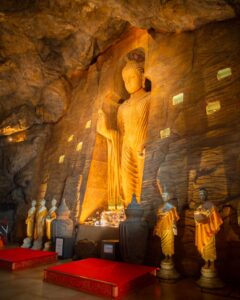 Buddhafigur i grotte ved Wat Saket