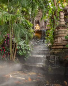 Lille dam og Buddhafigur på vej op ad Golden Mount