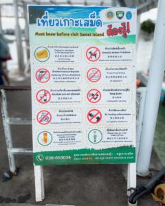 Skilt med gode råd til at besøge Koh Samet