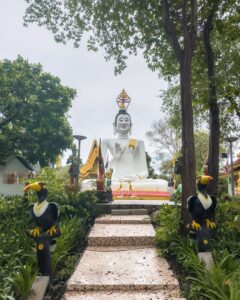 Den smilende Buddha ved templet på Koh Samet
