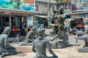 Prince Aphai Mani om en fløjtespillende prins statue ved havnen