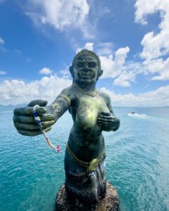 Ond troldkvinde-statue på Samet