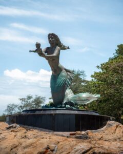 Havfruen med babyen står for enden af Sai Kaew Beach