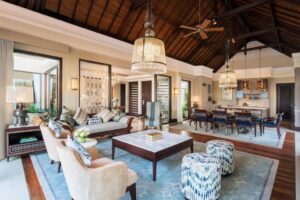 Stort opholdsrum i villa hos The St. Regis Bali Resort