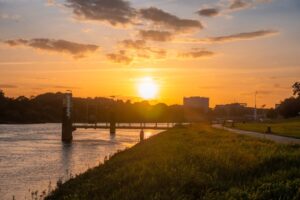 Solnedgang ved Weser-floden i Bremen